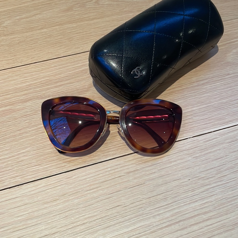 Chanel Sunglasses - Tortoiseshell Frames With Gol… - image 3